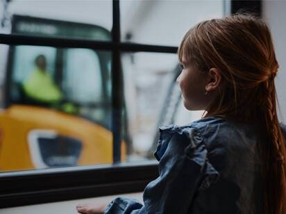 Volvo Construction Equipment inspirerar unga flickor att bli ingenjörer.