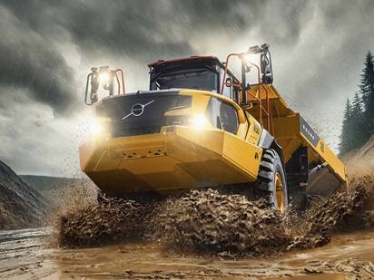 Volvos ramstyrda dumper A50 kör genom vatten.